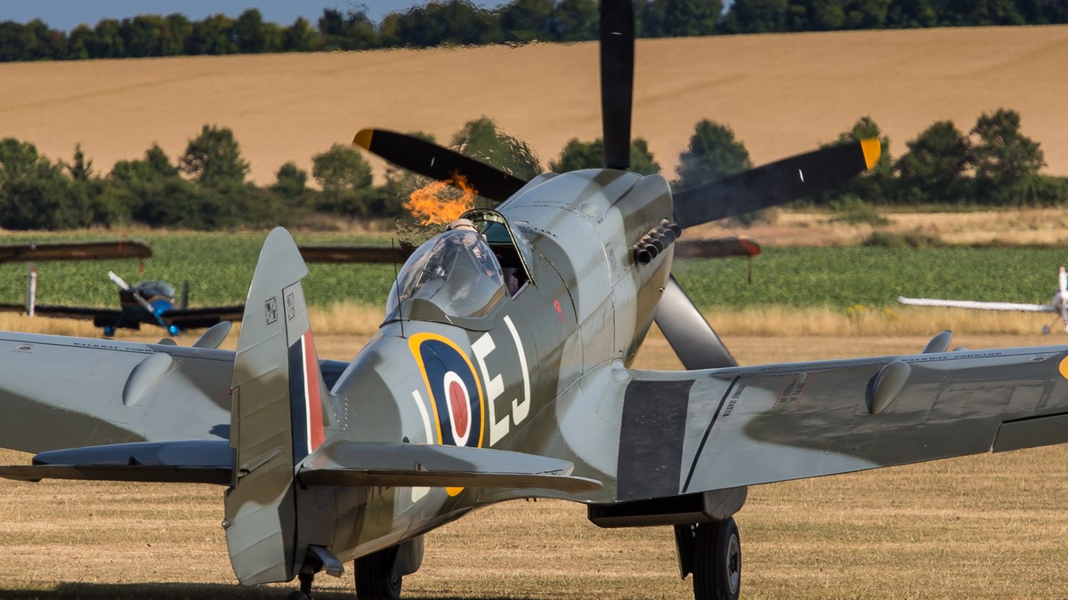 Zdjęcie samolotu Spitfire podaczas pokazów w Duxford w UK