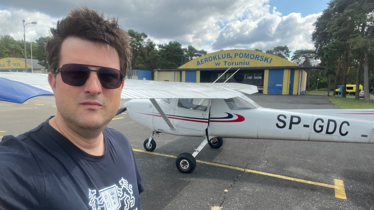 Łukasz Wiszniewski przy samolocie Cessna na lotnisku Aeroklubu Pomorskiego w Toruniu